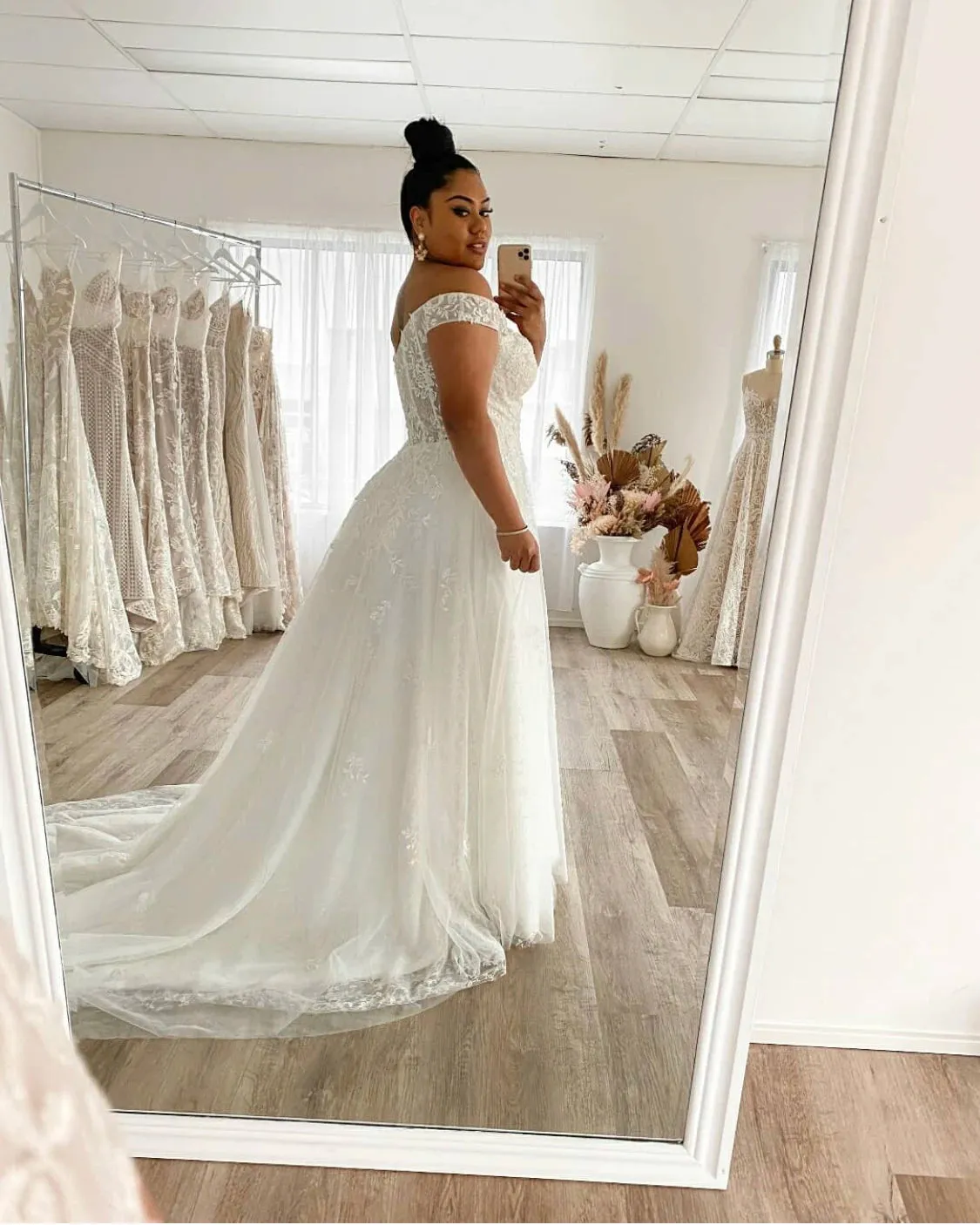 Plus Size A-Line Off Shoulder Lace Applique Wedding Dress Tulle Backless Bridal Gown