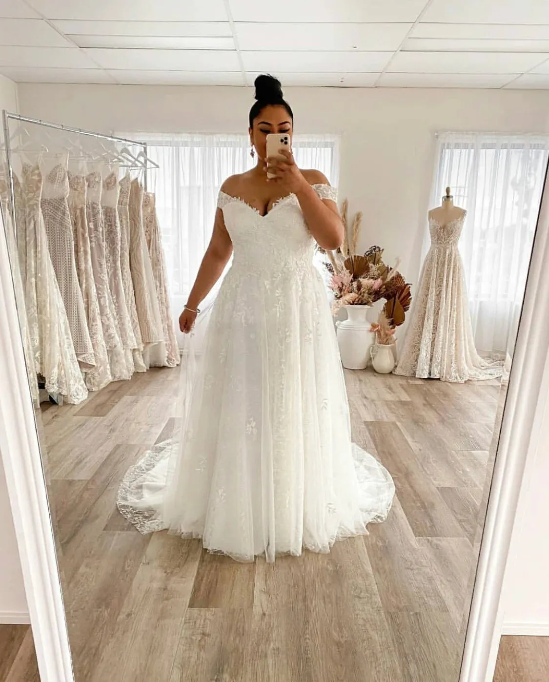 Plus Size A-Line Off Shoulder Lace Applique Wedding Dress Tulle Backless Bridal Gown